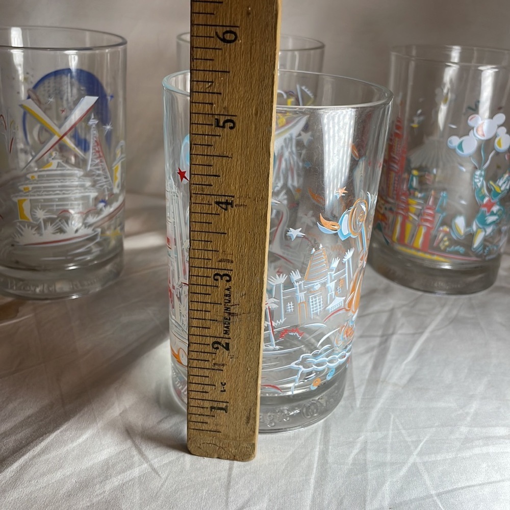 4 Walt Disney World collectible glassware - Picture 6 of 6